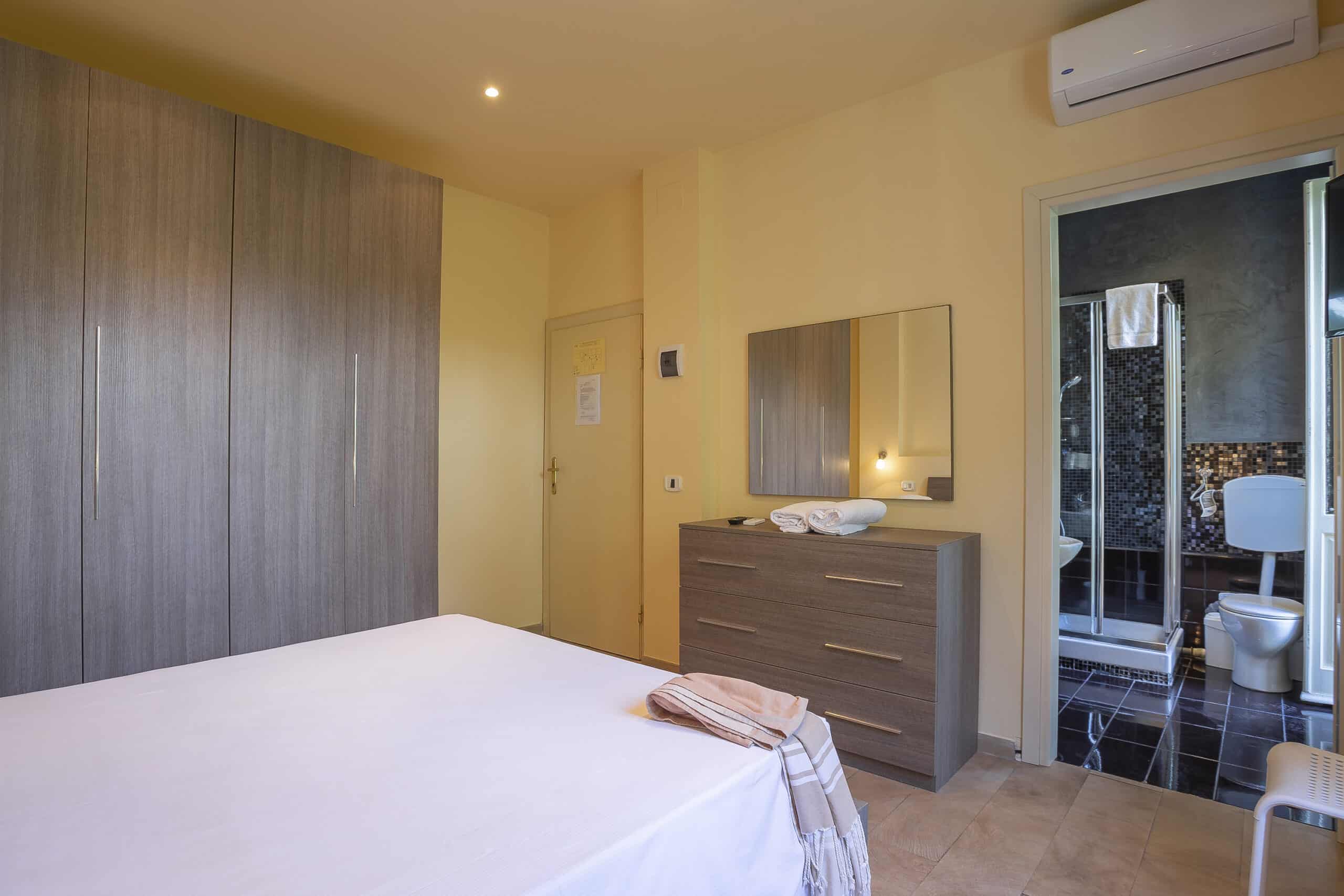 camera doppia economy dell'Hotel Guerrini con letto matrimoniale ed armadio