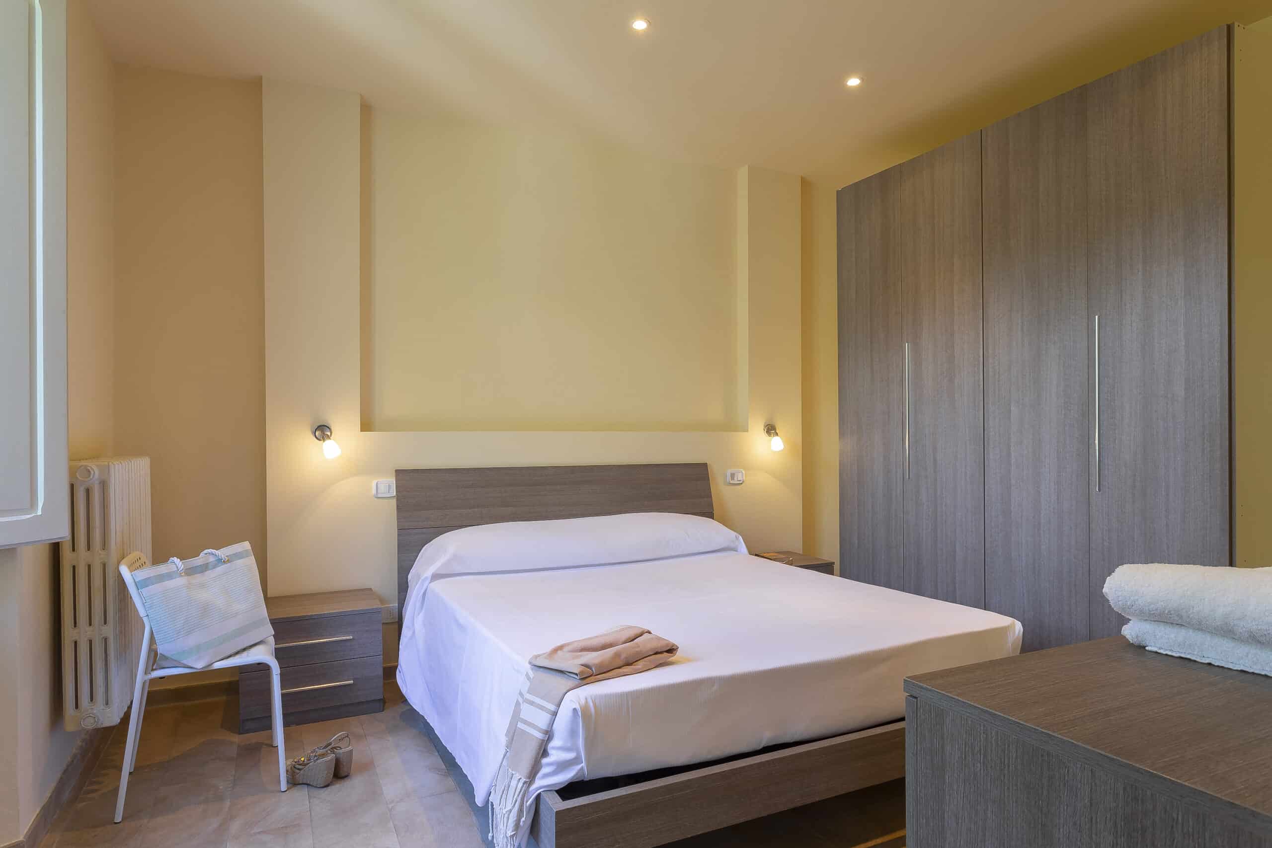 camera doppia economy dell'Hotel Guerrini con letto matrimoniale,