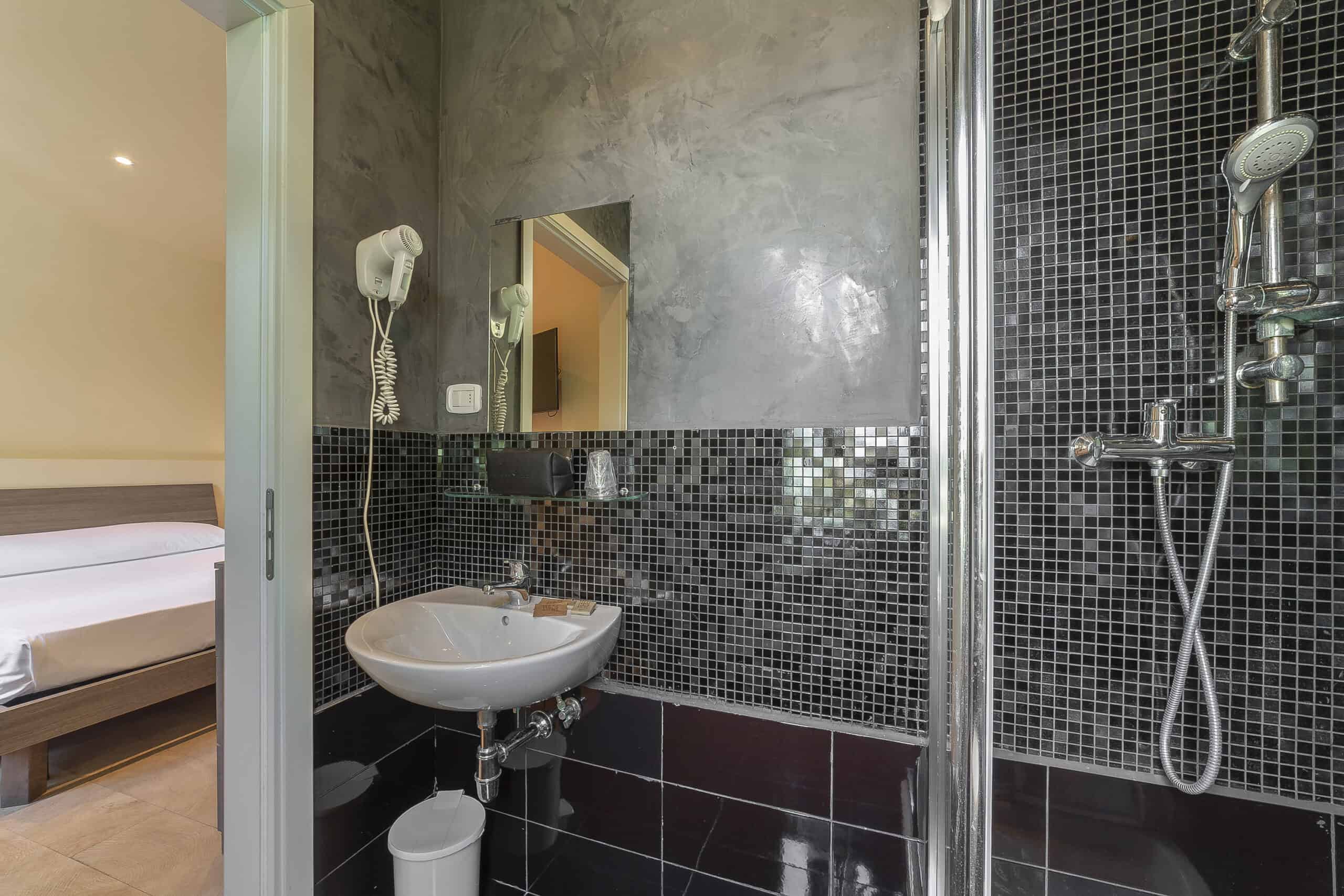 bagno con lavandino e doccia camera doppia economy Hotel Guerrini