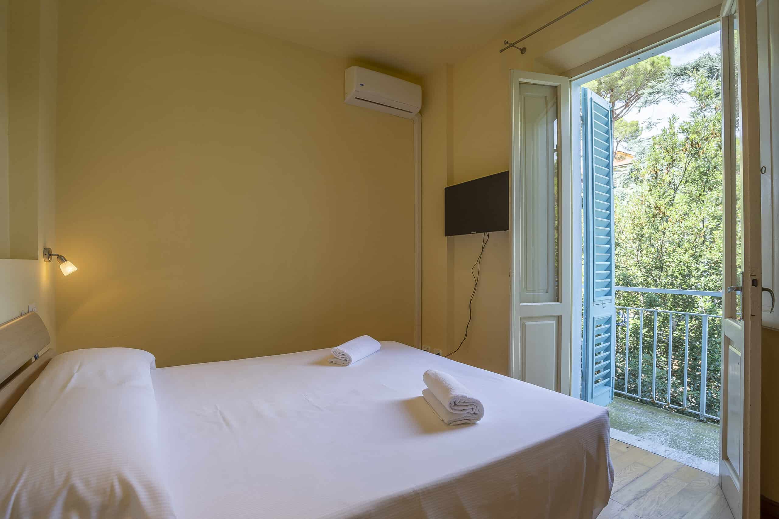 camera doppia economy dell'Hotel Guerrini con letto matrimoniale e televisore