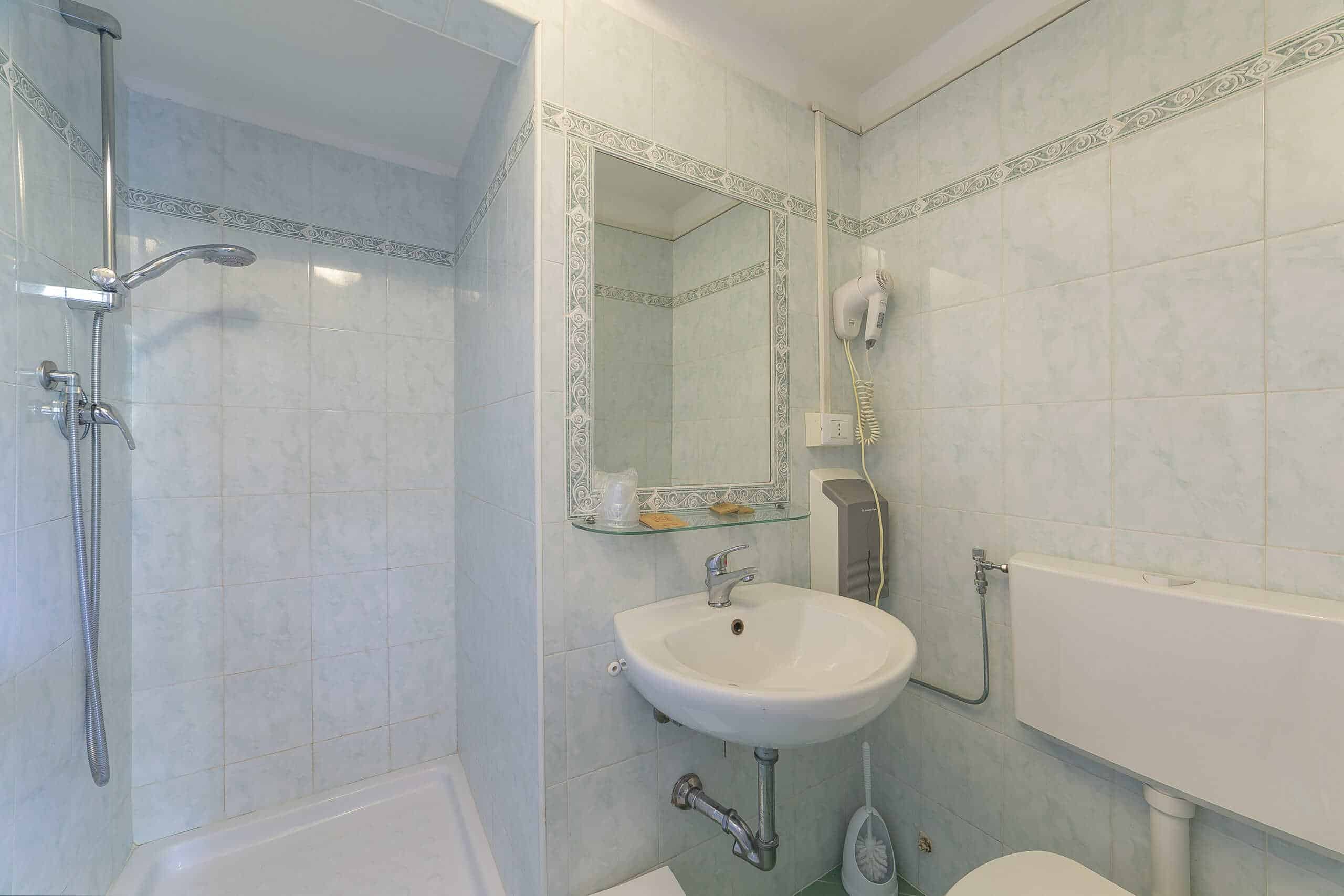 bagno camera doppia economy hotel Guerrini