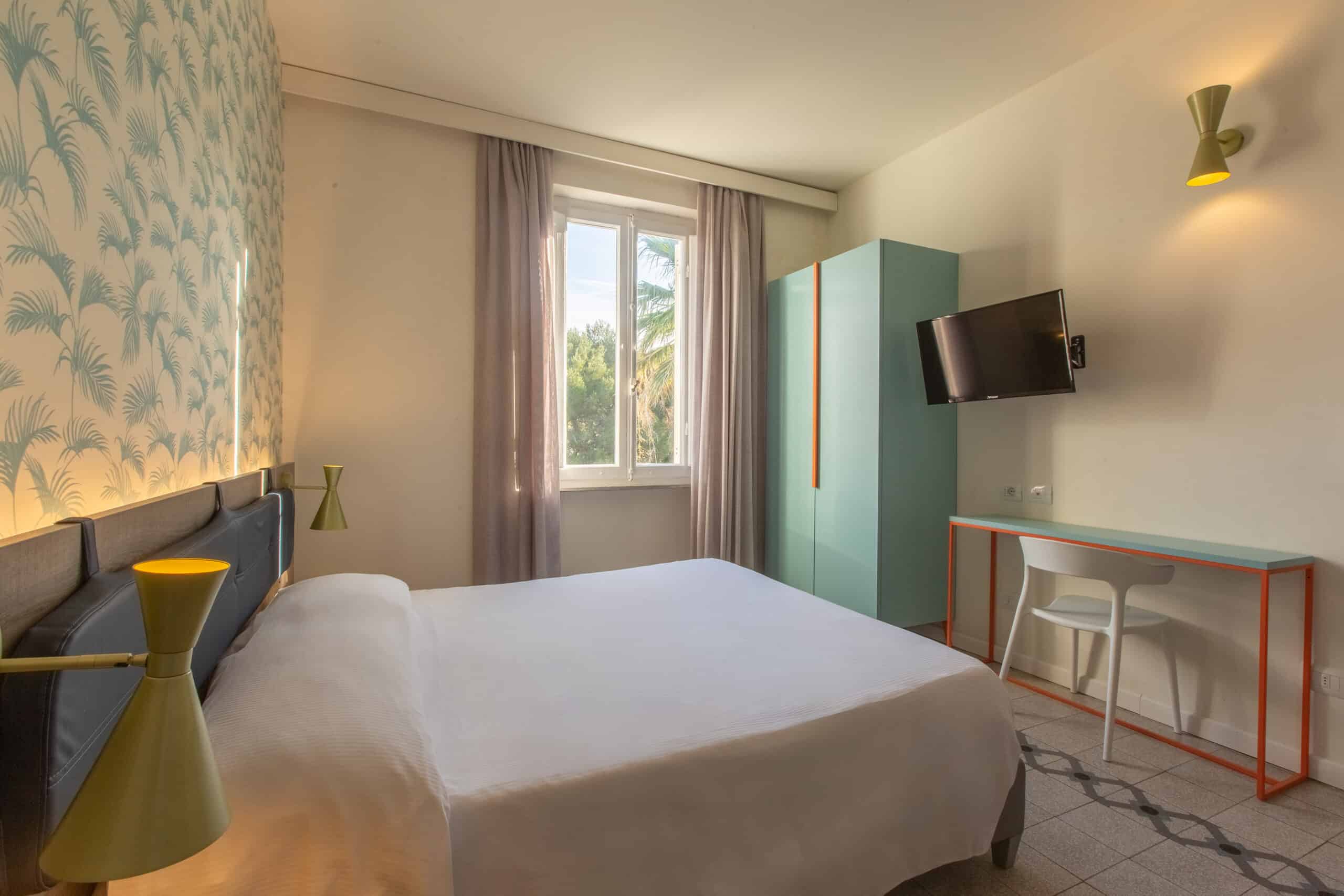 Letto matrimoniale camera doppia superior con finestra e televisore a parete Hotel Guerrini