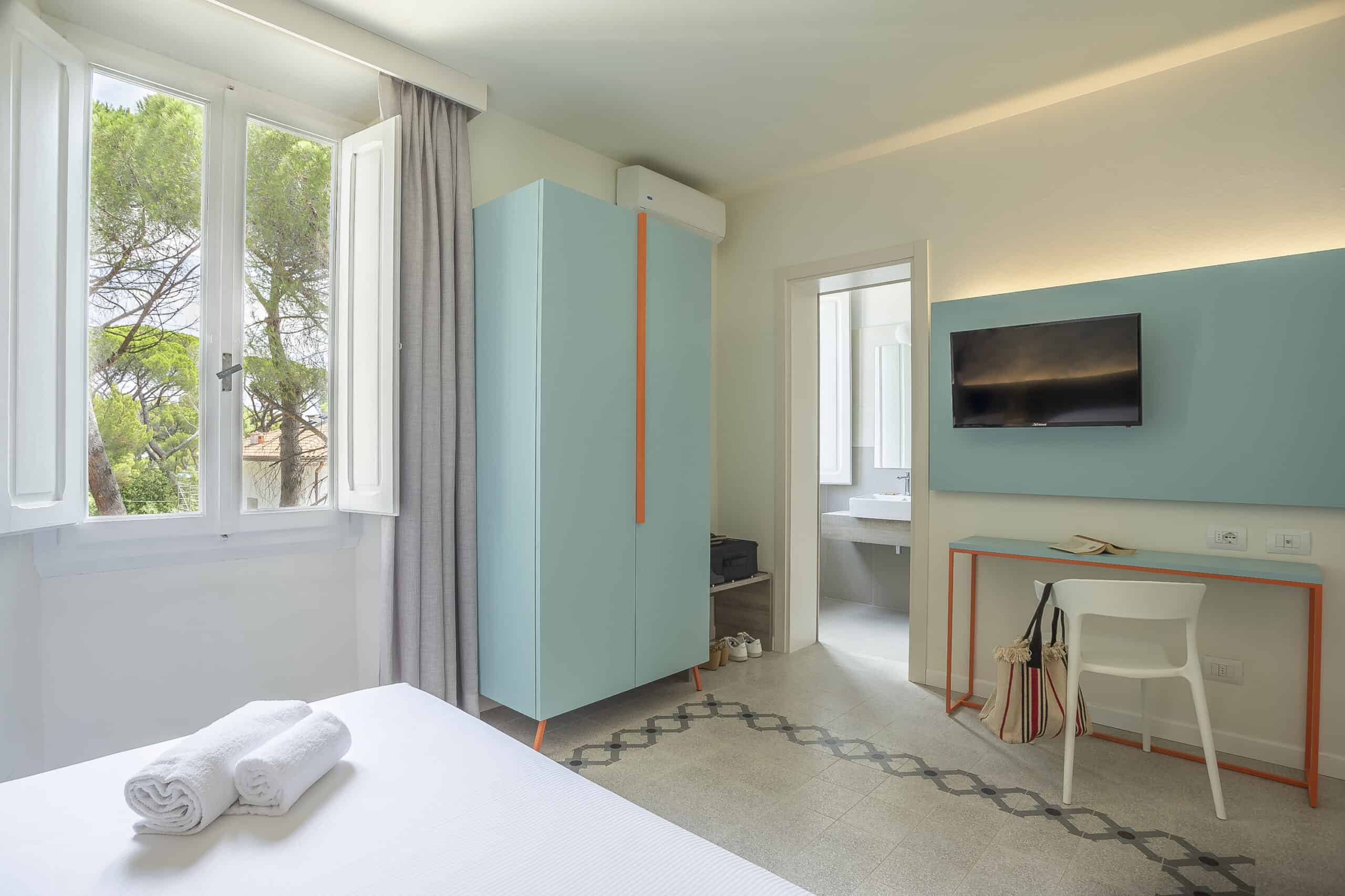 Letto matrimoniale camera doppia superior con finestra e televisore a parete Hotel Guerrini