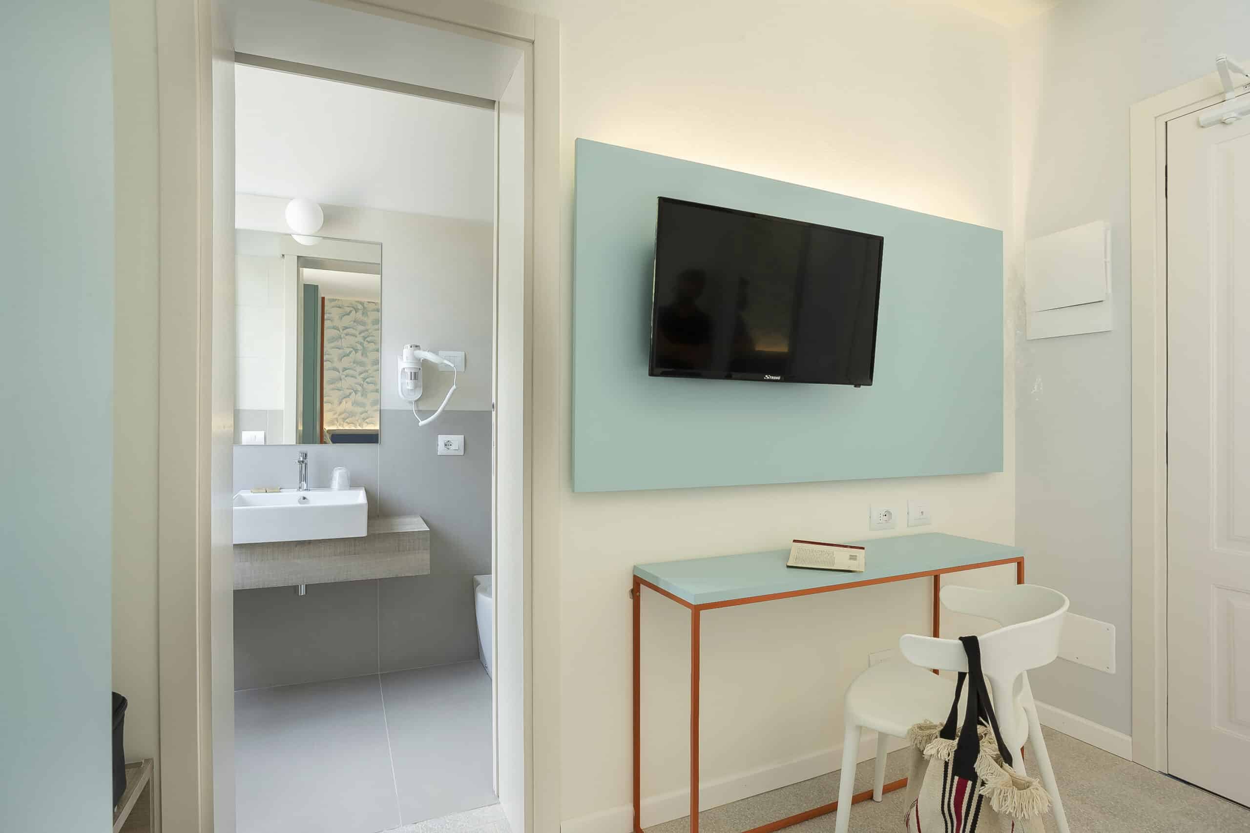 televisore a parete camera doppia superior Hotel Guerrini