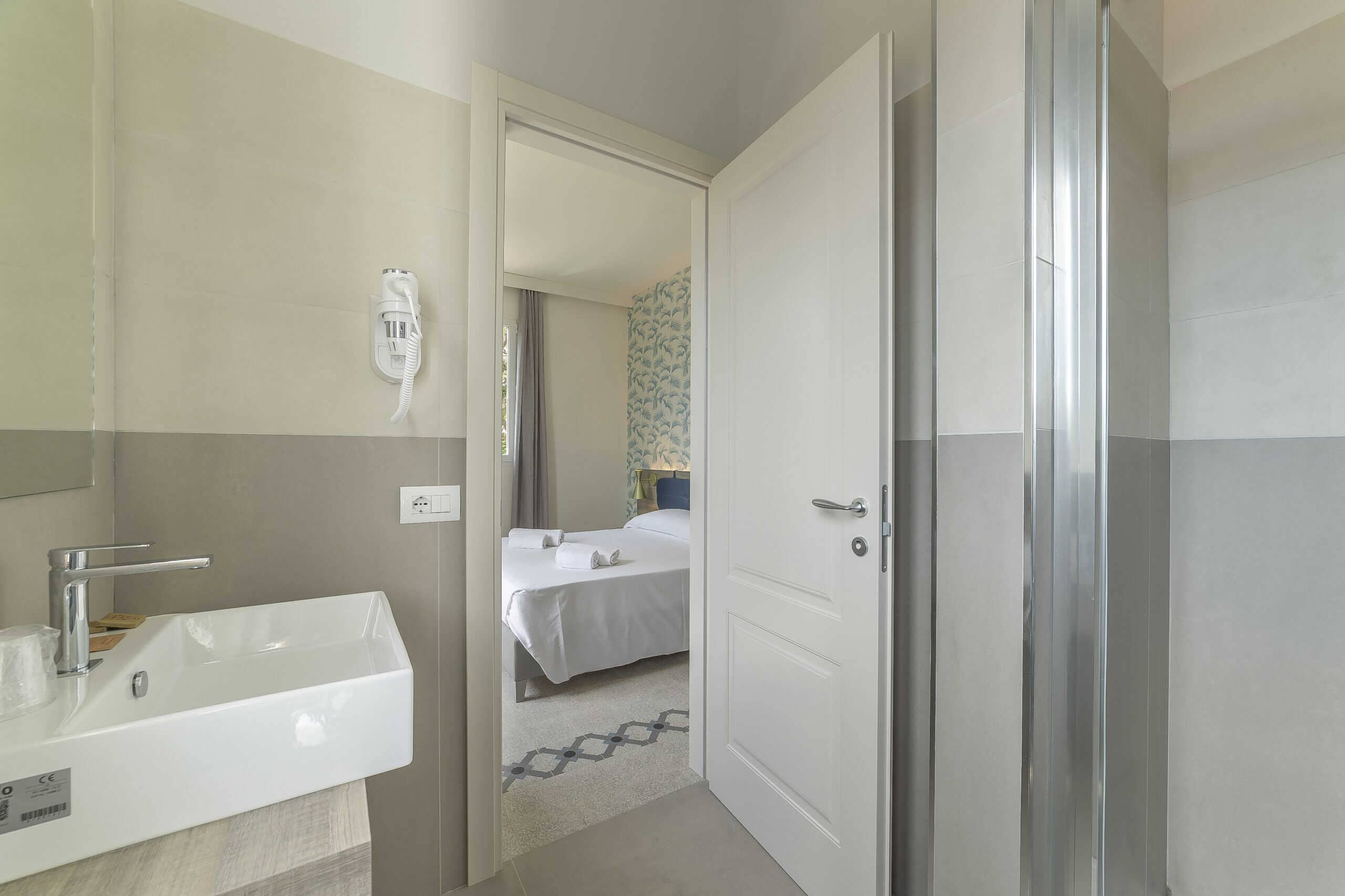 letto matrimoniale visto dal bagno camera doppia superior Hotel Guerrini