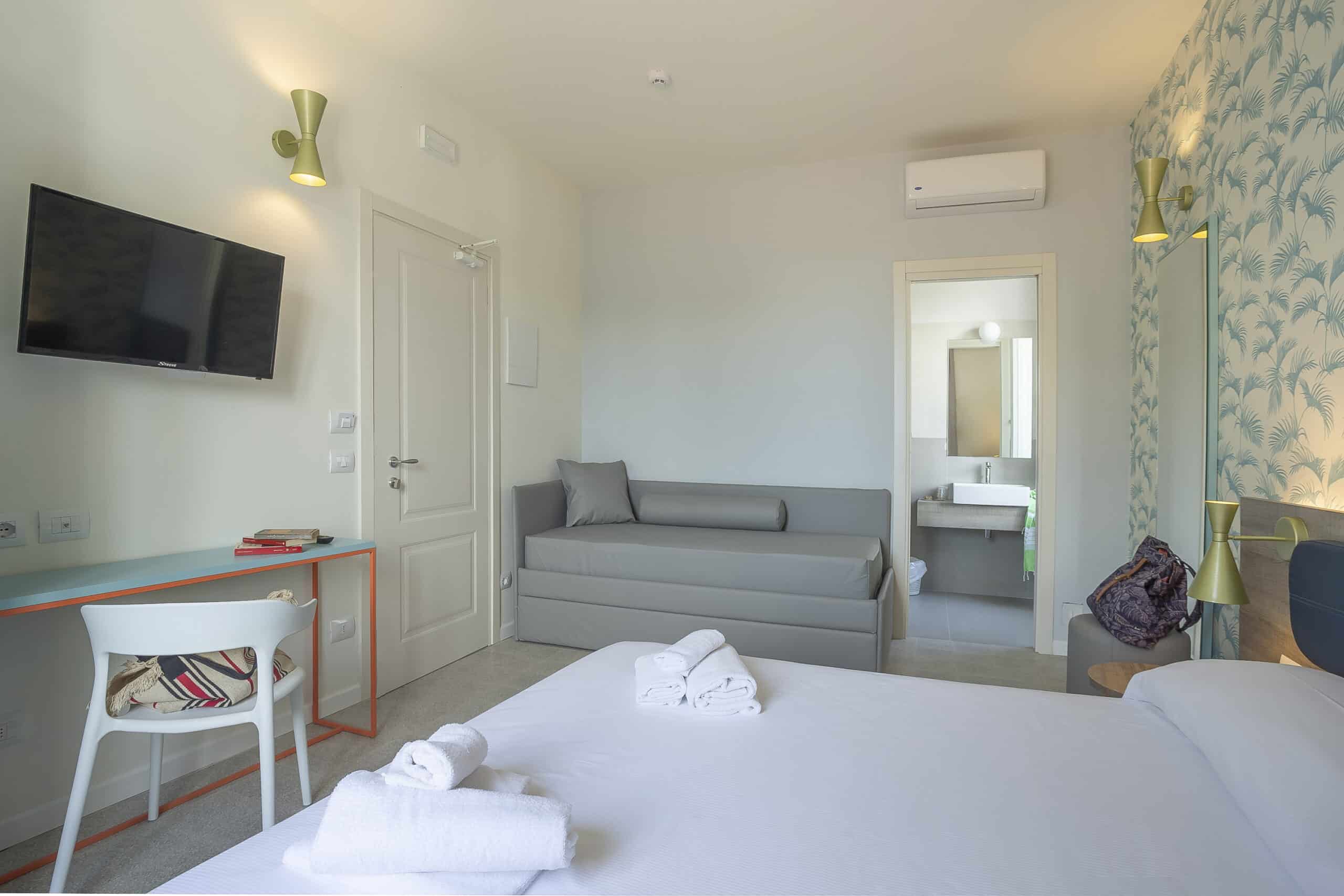 Letto matrimoniale e divano letto camera Junior Suite Hotel Guerrini