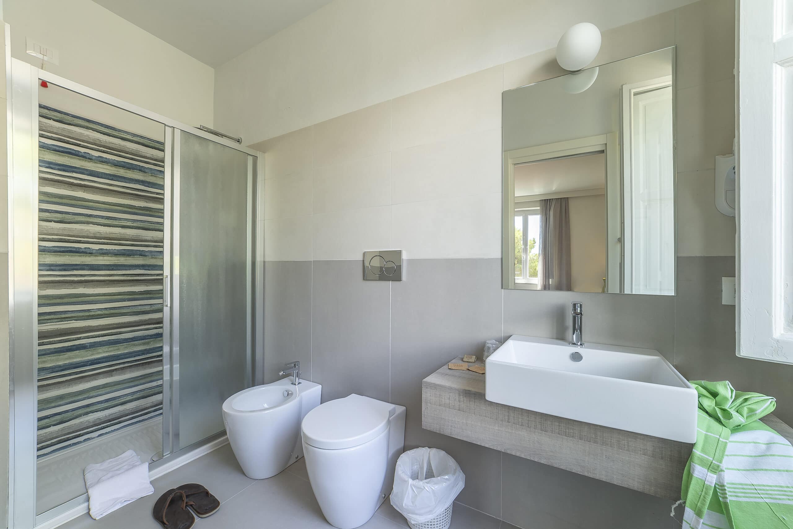 Bagno con lavandino, bidet e doccia camera Junior Suite Hotel Guerrini