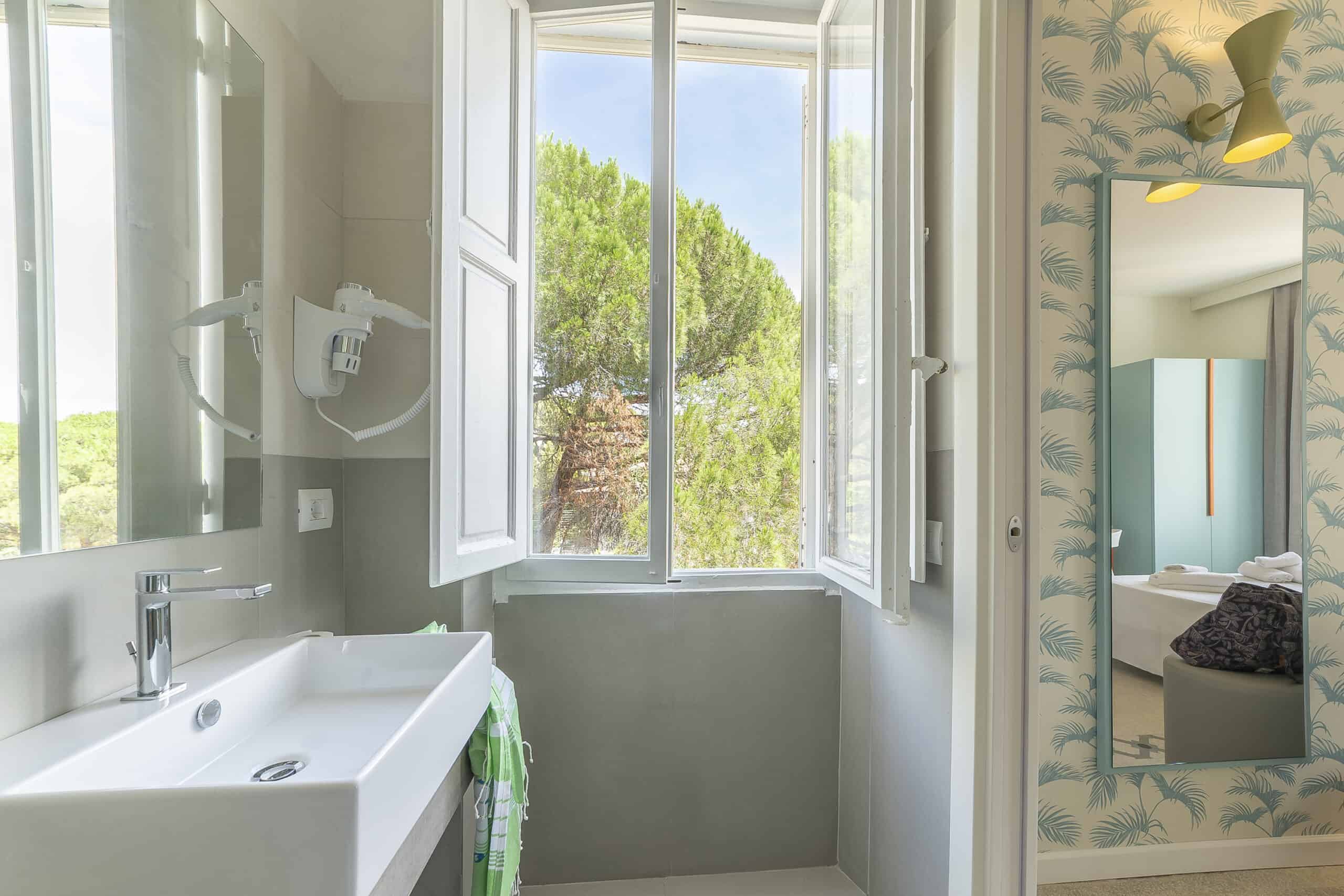 Bagno con finestra e lavandino camera Junior suite Hotel Guerrini