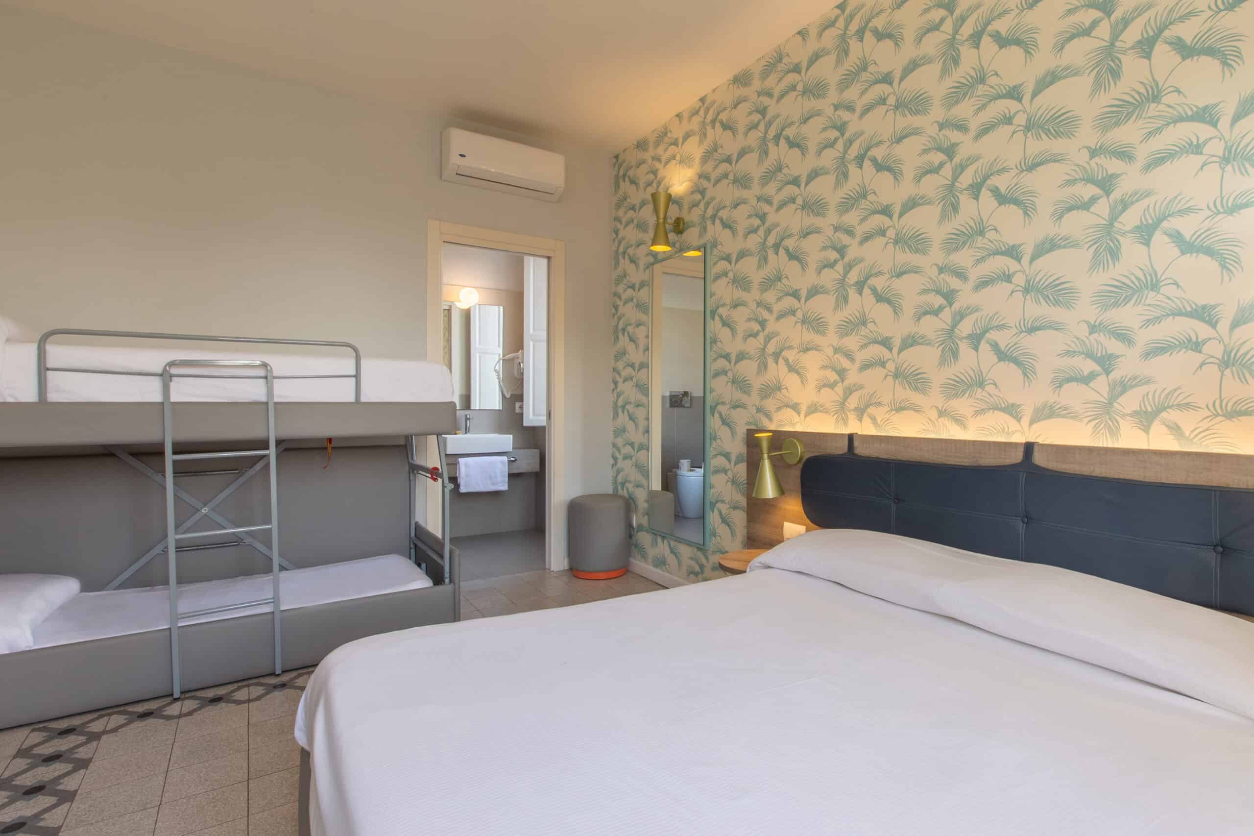 Letto matrimoniale e letto a castello camera junior suite Hotel Guerrini