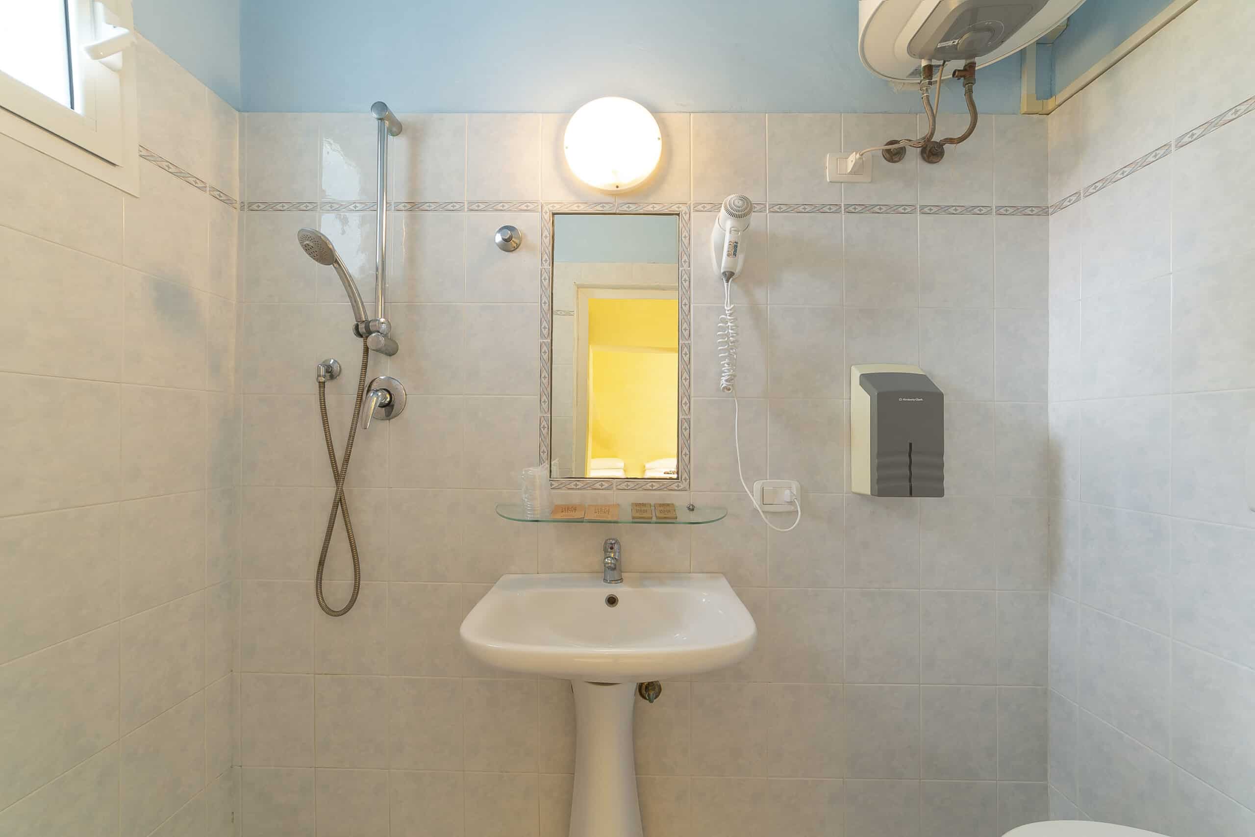 Bagno Camera Quadrupla Hotel Guerrini