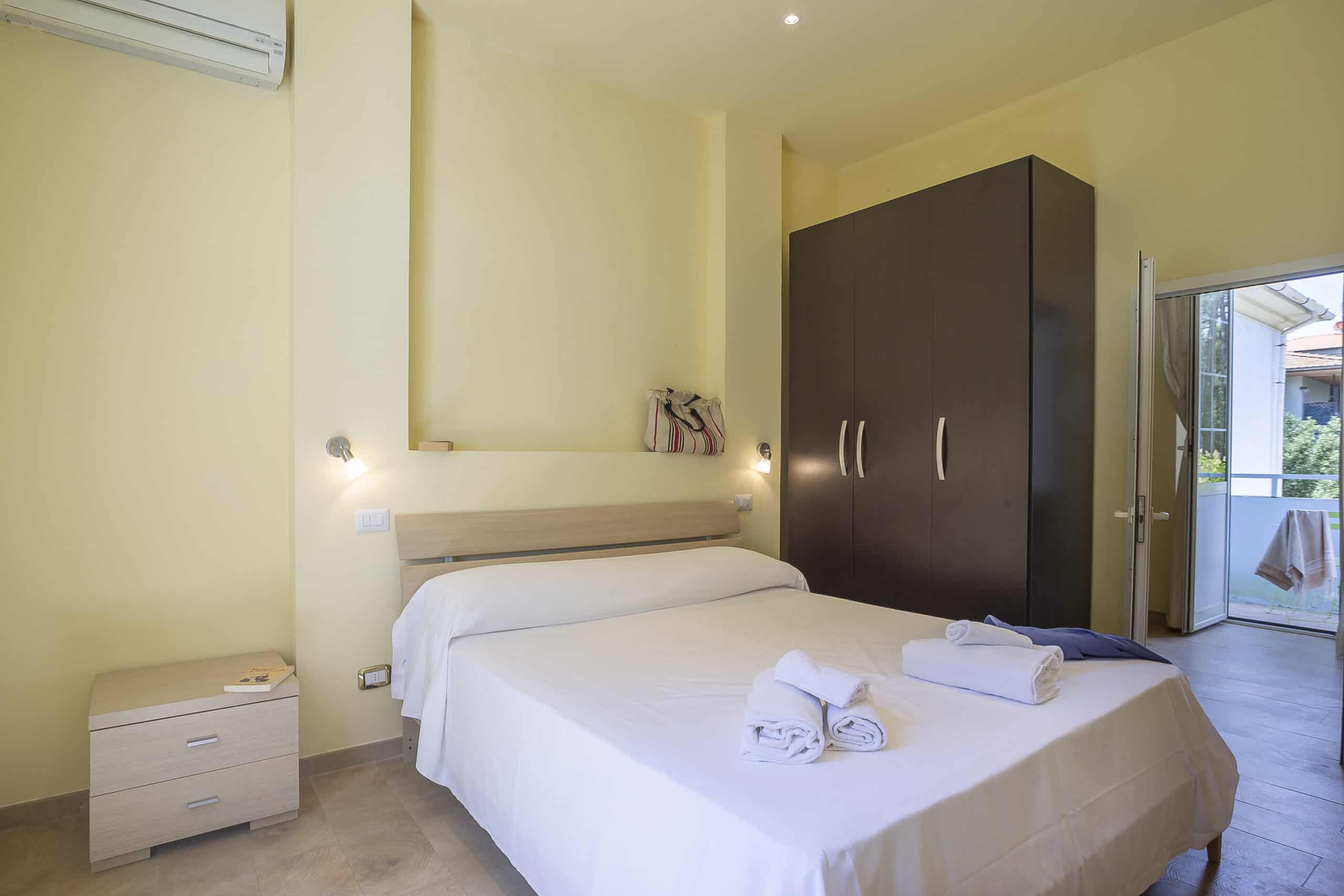 letto matrimoniale con armadio camera quadrupla Hotel Guerrini