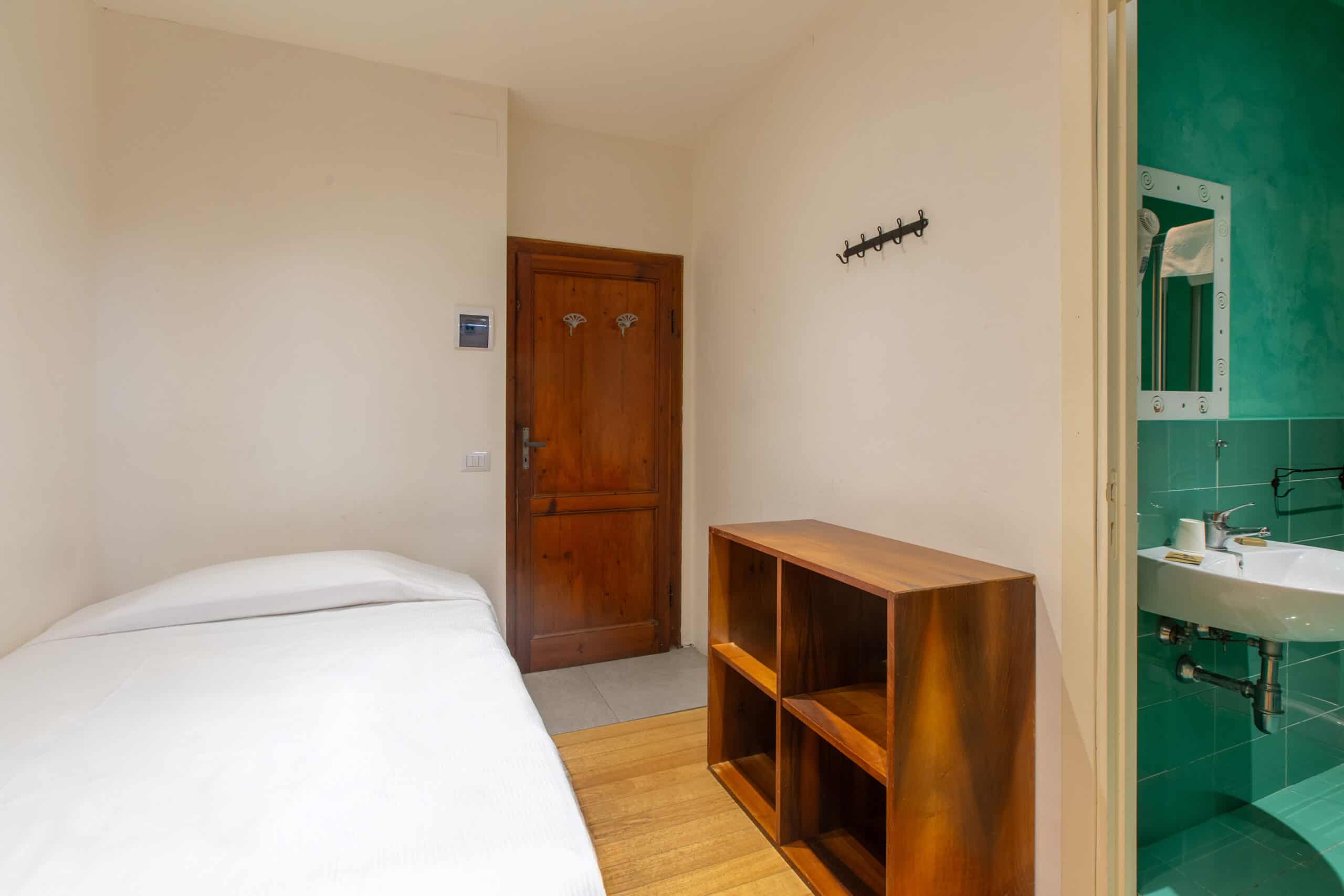 camera singola con letto singolo ed armadio dell'Hotel Guerrini