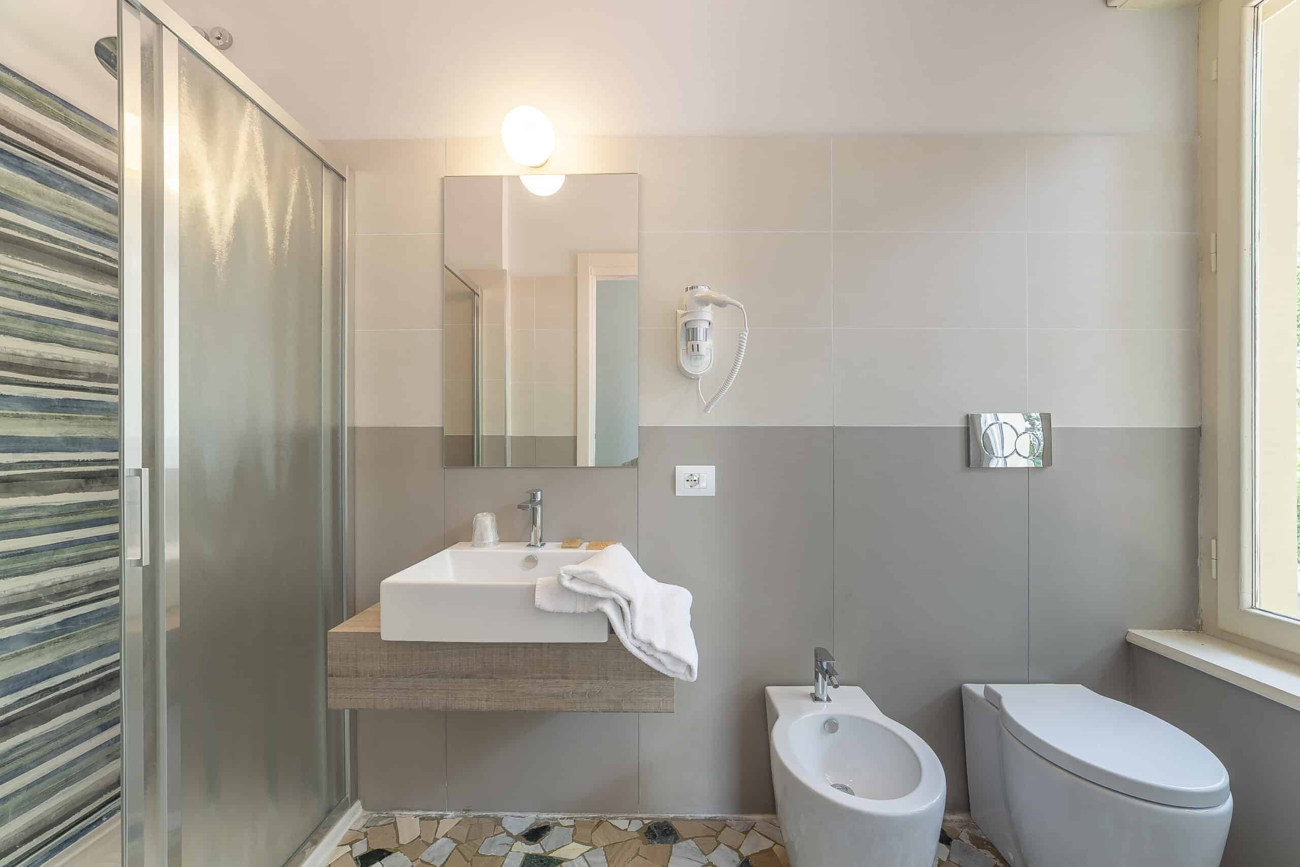 Bagno con lavandino, bidet e doccia Suite Hotel Guerrini