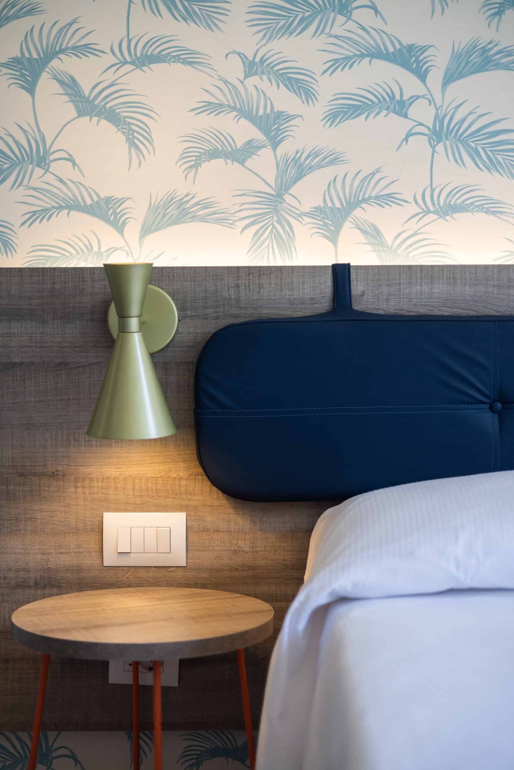 Abat Jour e piccolo tavolo a lato di un letto